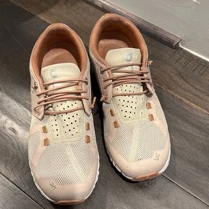 On cloud running shoes size 7.5